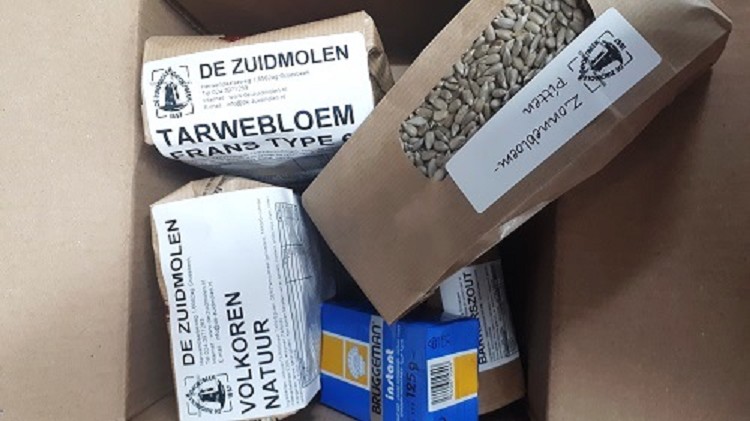 Bakpakket brood met zonnebloempitten.